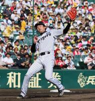 ６回、才木は小園のライナーを捕球する（撮影・山口登）