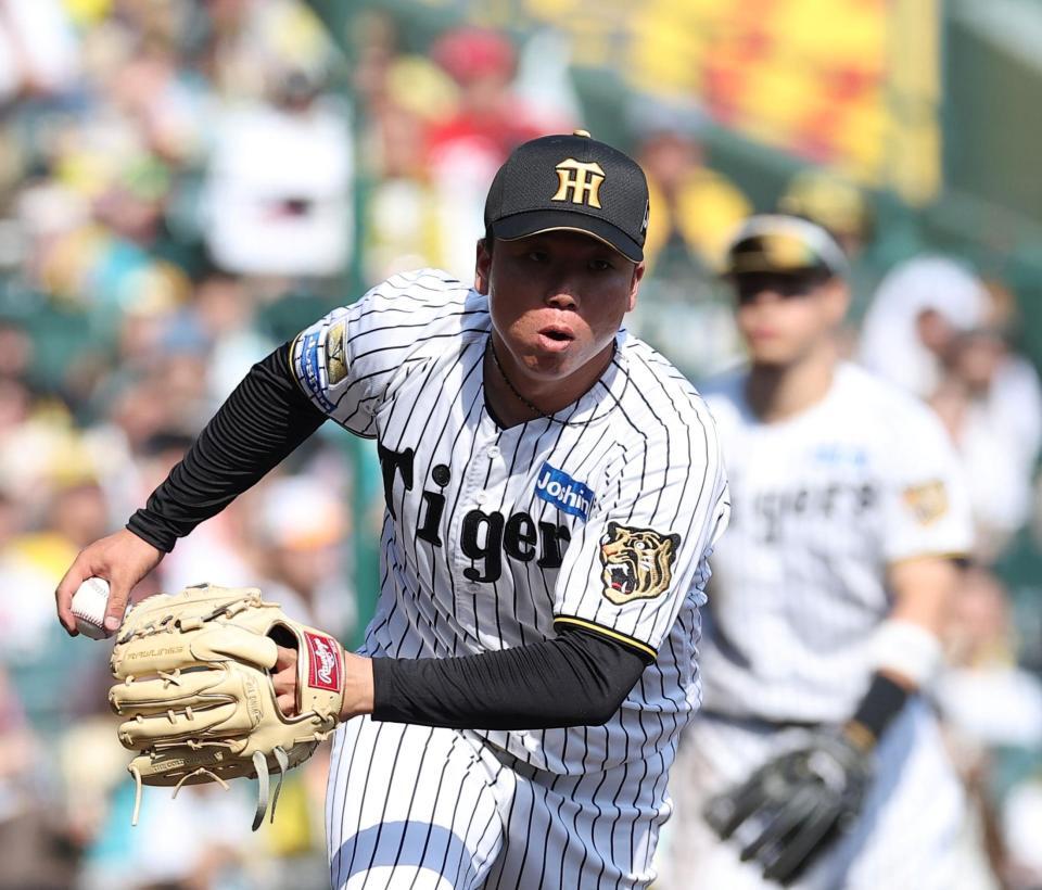 ５回、勝田を投ゴロに仕留めた村上（撮影・西田忠信）