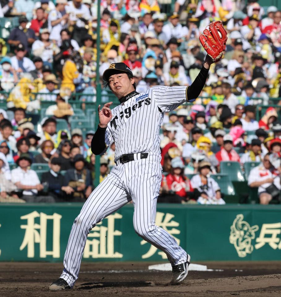 ６回、才木は小園のライナーを捕球する（撮影・山口登）