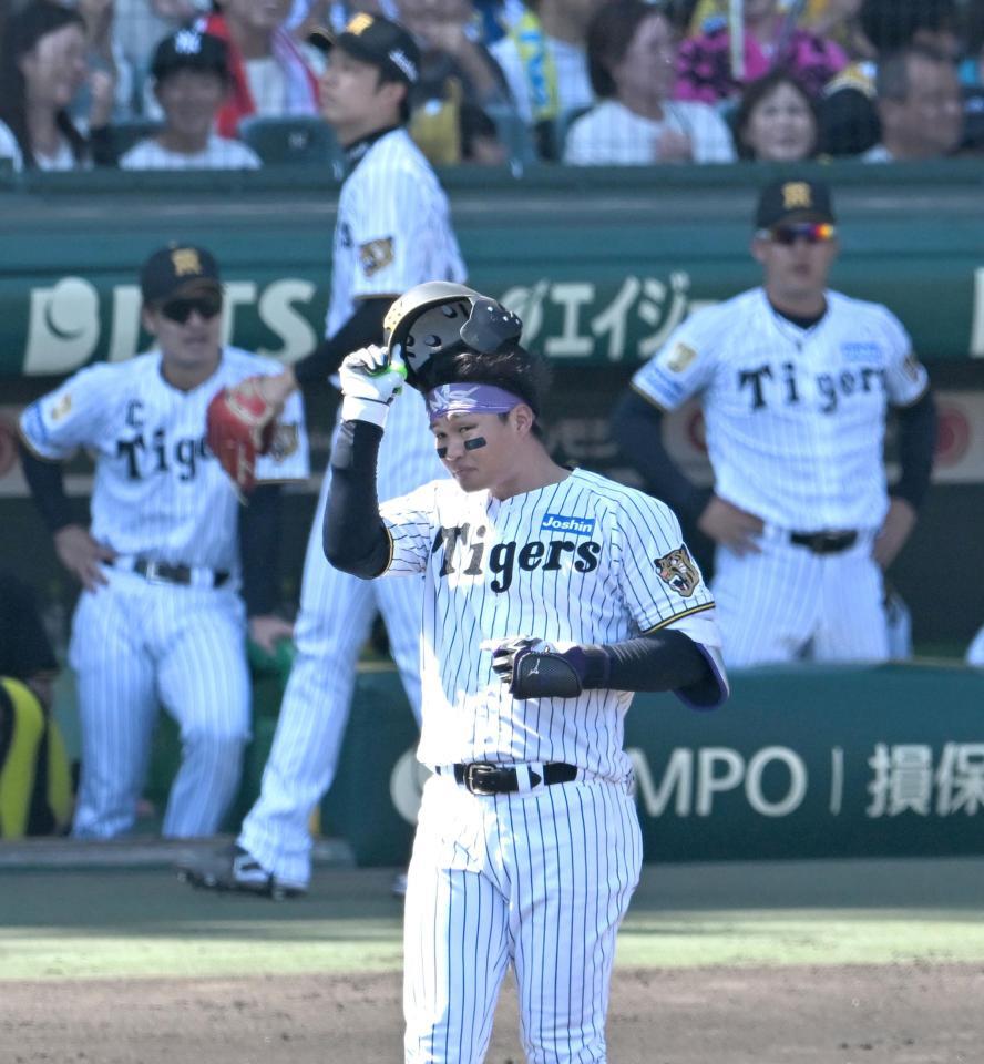 ３回、中飛に倒れる森下（撮影・飯室逸平）