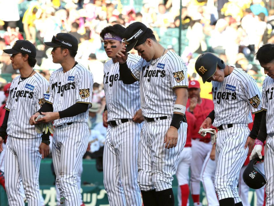 広島に完封負けし、試合後ファンにあいさつする阪神・森下翔太（中央）ら阪神ナイン＝甲子園（撮影・山口登）