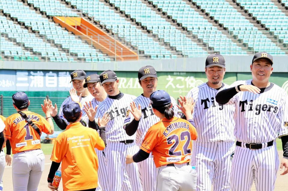 イベント終了後、ハイタッチでお別れする（左から）漆原大晟氏、岩田稔ＣＡ、八木裕氏、葛城育郎氏、秋山拓巳ＢＡ、森田一成氏