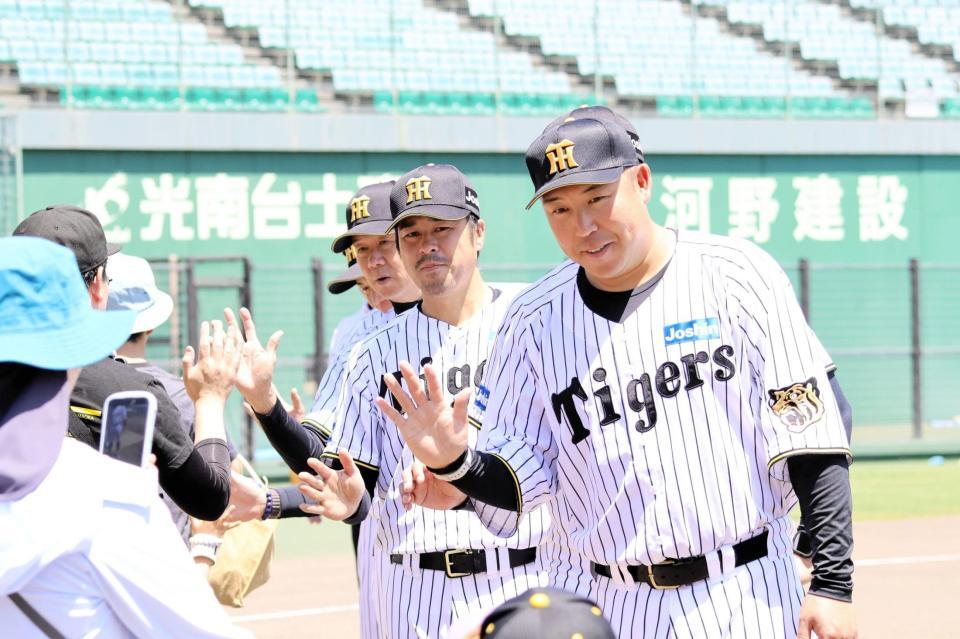 イベント終了後、ハイタッチでお別れする森田一成氏（手前）ら