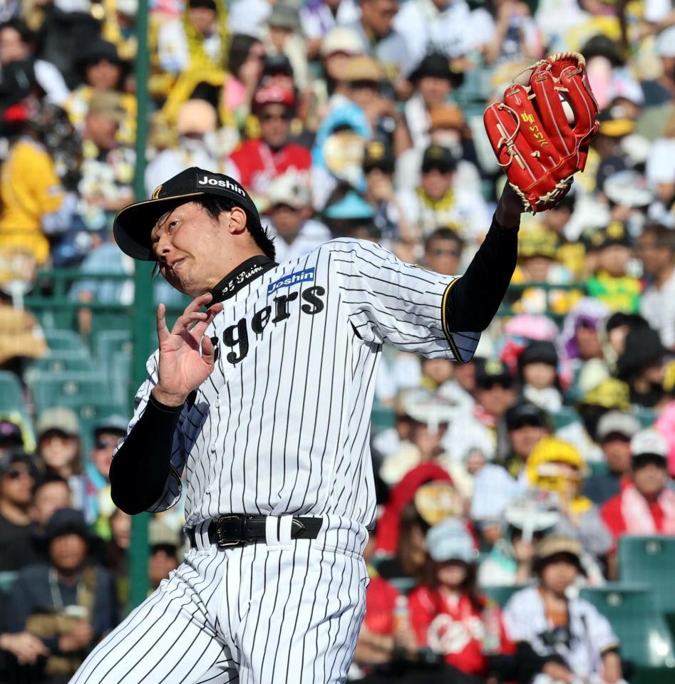 ６回、才木は小園のライナーを捕球する（撮影・山口登）