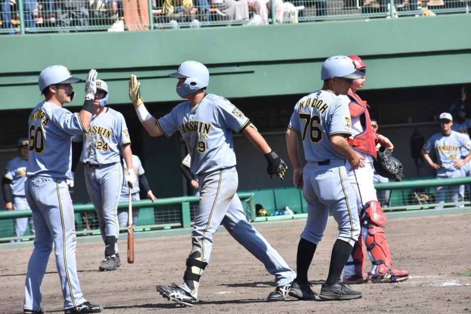 小野寺とハイタッチする立石（中央）