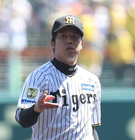 初回を三者凡退に抑えベンチに戻る才木（撮影・西田忠信）