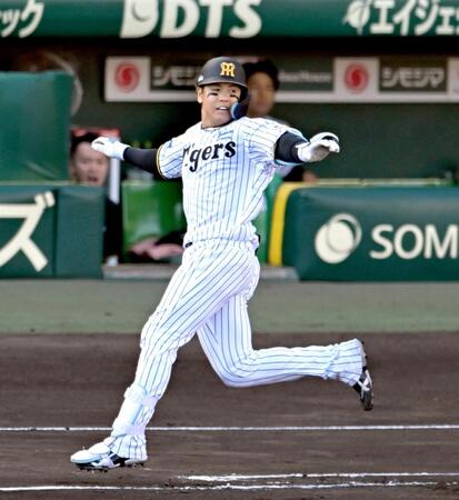 　７回、内野安打で出塁する梅野（撮影・飯室逸平）