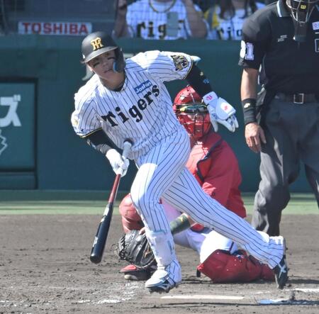 ４回、左前打を放つ梅野（撮影・飯室逸平）