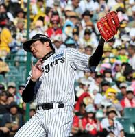 　６回、才木は小園のライナーを捕球する（撮影・山口登）