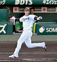 　７回、内野安打で出塁する梅野（撮影・飯室逸平）