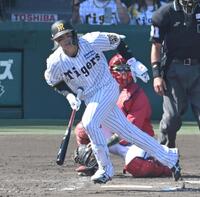 ４回、左前打を放つ梅野（撮影・飯室逸平）