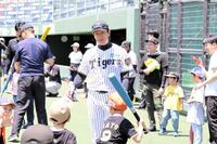 　子供たちのティー打撃を指導する八木裕氏