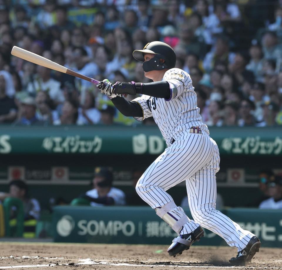 ３回、中飛に倒れる森下（撮影・西田忠信）