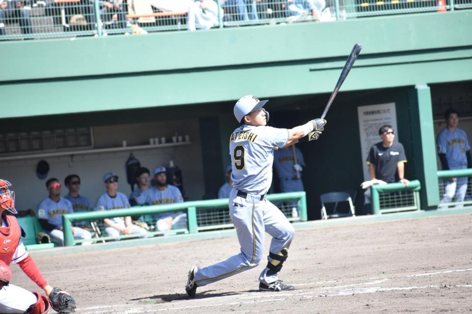 ８回、本塁打を放つ立石