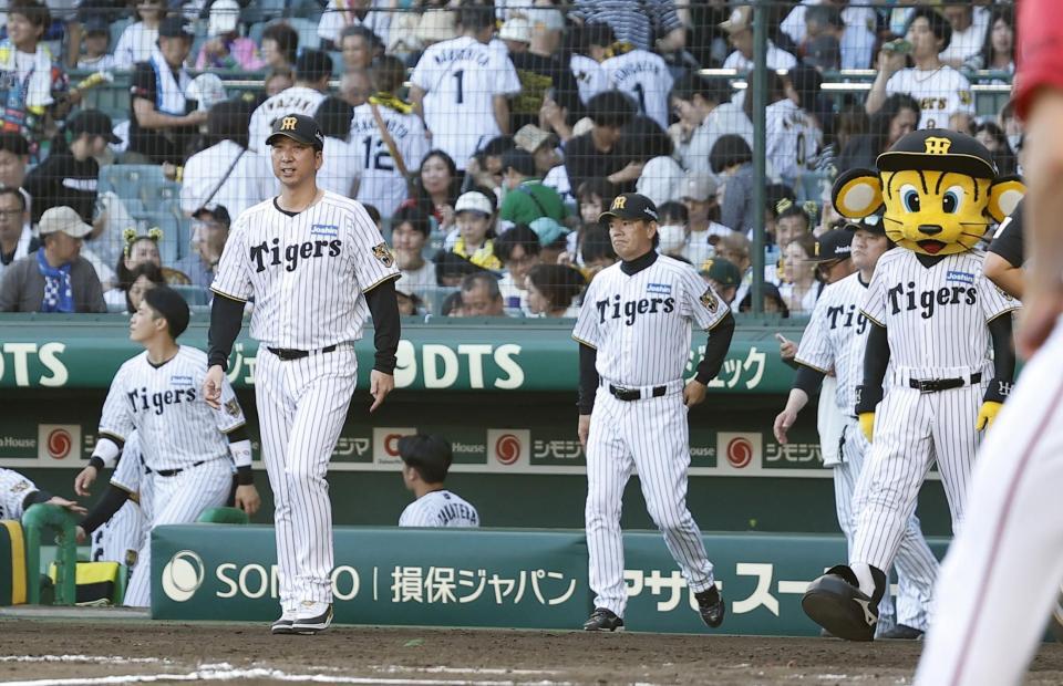 広島に敗れ、整列に向かう藤川監督ら（撮影・西田忠信）