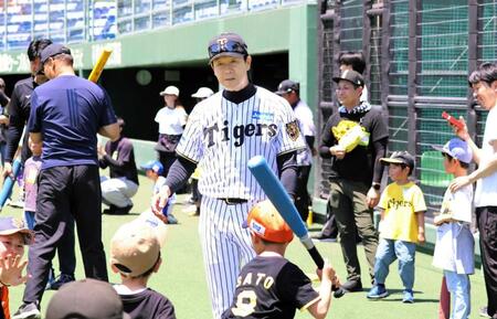 　子供たちのティー打撃を指導する八木氏