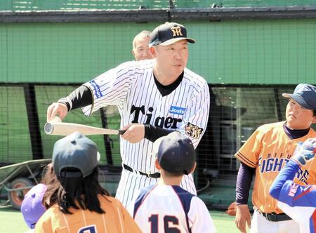 　ボールにバットを当てる角度を指導する森田氏