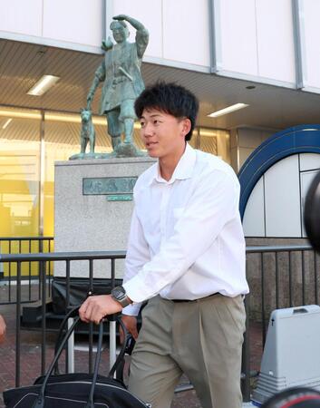岡山に到着し宿舎へ向かう阪神・立石正広＝岡山駅（撮影・立川洋一郎）