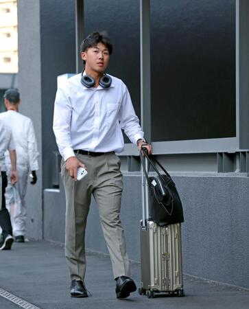 岡山に到着し宿舎へ向かう阪神・立石正広＝岡山駅（撮影・立川洋一郎）
