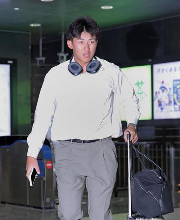 岡山に到着し宿舎へ向かう阪神・立石正広＝岡山駅（撮影・立川洋一郎）