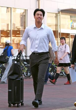 岡山に到着して宿舎へ向かう岡城（撮影・立川洋一郎）