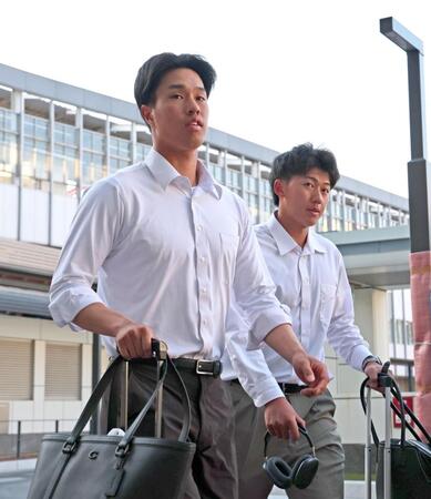 岡山に到着し、宿舎へ歩いて向かう岡城（左）と立石（撮影・立川洋一郎）