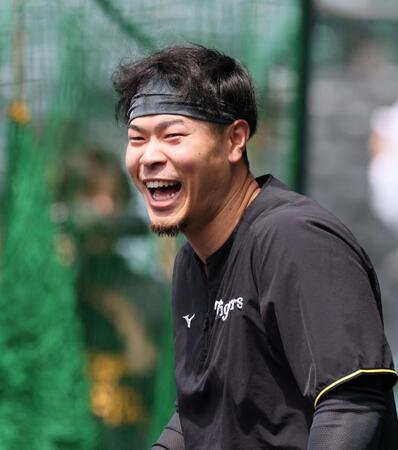 練習の合間、笑顔を見せる阪神・佐藤輝明＝甲子園（撮影・山口登）
