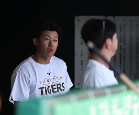 藤川監督（右）と話をする立石（撮影・西田忠信）