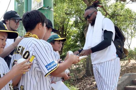 練習後、サインするドリス（撮影・田中太一）