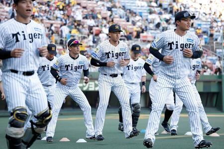 ベンチ前でウオームアップをする立石（中央）らナイン（撮影・西田忠信）