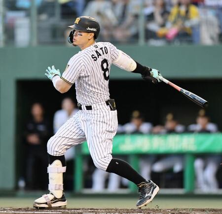 １回、先制タイムリーを放つ佐藤輝（撮影・田中太一）