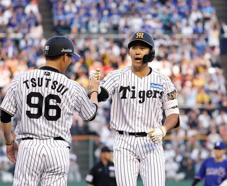 ２回、プロ初安打となる中前打を放った立石（右）＝撮影・西田忠信