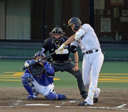 ２回、プロ初安打となる中前打を放つ立石（撮影・立川洋一郎）