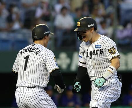 ３回、２ランを放ち森下（左）とほえる佐藤輝（撮影・西田忠信）