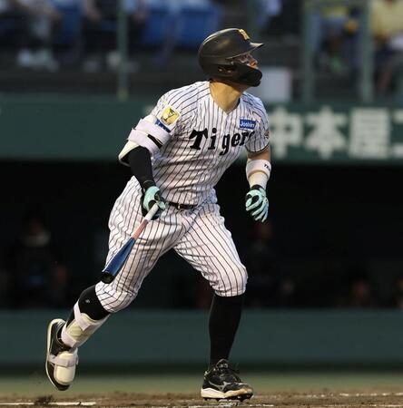 ３回、２ランを放つ佐藤輝（撮影・西田忠信）