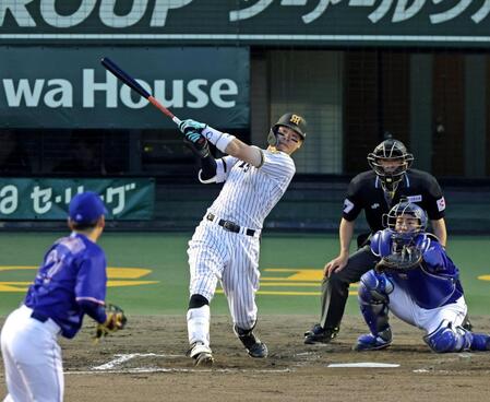３回、右中間スタンドへ２ランを放つ佐藤輝（撮影・立川洋一郎）