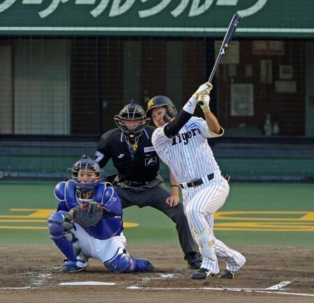 ２回、プロ初安打となる中前打を放つ立石（撮影・立川洋一郎）