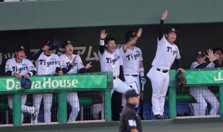 １回、岡城の二塁打で沸き上がる立石（中央）ら阪神ナイン（撮影・立川洋一郎）