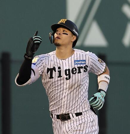 ３回、２ランを放ち、天を指さす佐藤輝（撮影・西田忠信）