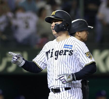 ５回、大山の適時打で生還した森下（撮影・西田忠信）
