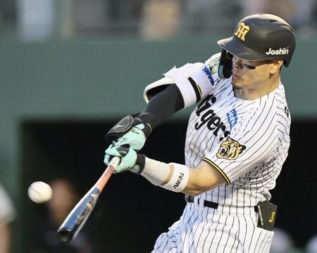 ３回、２ランを放つ佐藤輝（撮影・田中太一）