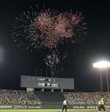 ５回終了時に打ち上げられた花火＝倉敷マスカットスタジアム（撮影・田中太一）