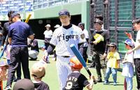 　子供たちのティー打撃を指導する八木氏