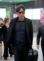岡山に到着した藤川監督（撮影・立川洋一郎）