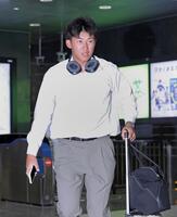 岡山に到着し宿舎へ向かう阪神・立石正広＝岡山駅（撮影・立川洋一郎）