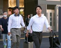 岡山に到着し、宿舎へ歩いて向かう岡城（右）と立石（撮影・立川洋一郎）