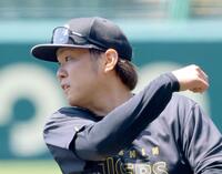 　ノックの打球を処理して送球する西勇（撮影・立川洋一郎）