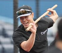 ストレッチをする阪神・佐藤輝明＝横浜スタジアム（撮影・田中太一）