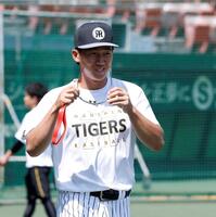 明るい表情で練習に向かう立石（撮影・西田忠信）