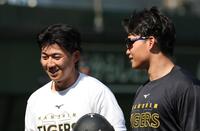森下（右）と話をする立石（撮影・西田忠信）